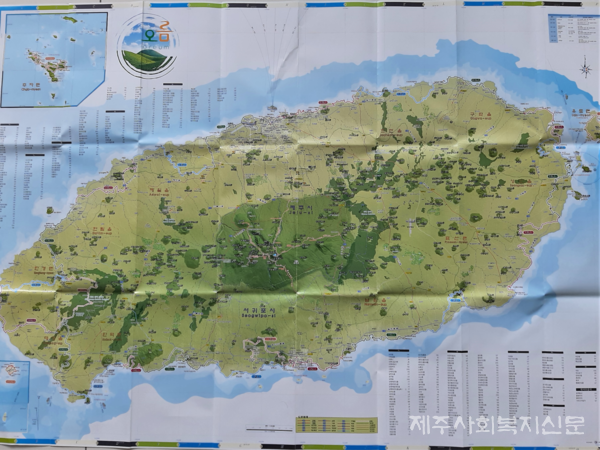 제주특별자치도가 발행한 오름 현황도다. 짙은 녹색 점 형태로 표시된 것들이 오름 지역이다. 이를 보면 오름은 한라산을 중심으로 오름왕국 전역에 걸쳐 집단으로 모여 있기도 하고 여기저기 흩어져 있기도 하다.