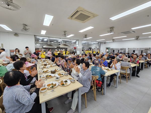 서부종합사회복지관은 매주 목요일 경로식당을 통해 어르신들에게 식사를 제공하고 있다.