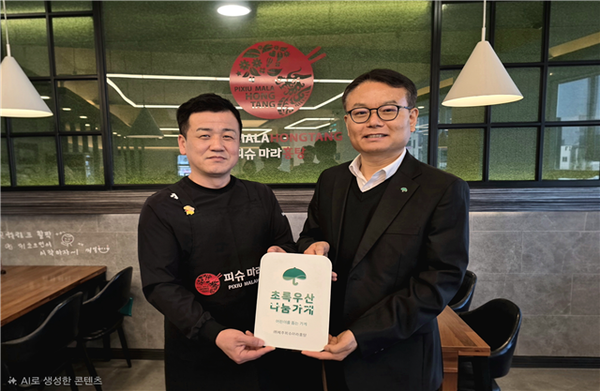 ※사진설명(사진=초록우산 제주지역본부)사진 1) 피슈마라홍탕 제주시청점에서 심홍 대표(왼쪽)와 김재춘 초록우산 제주종합사회복지관장(오른쪽)이 나눔현판을 전달하고 있다.